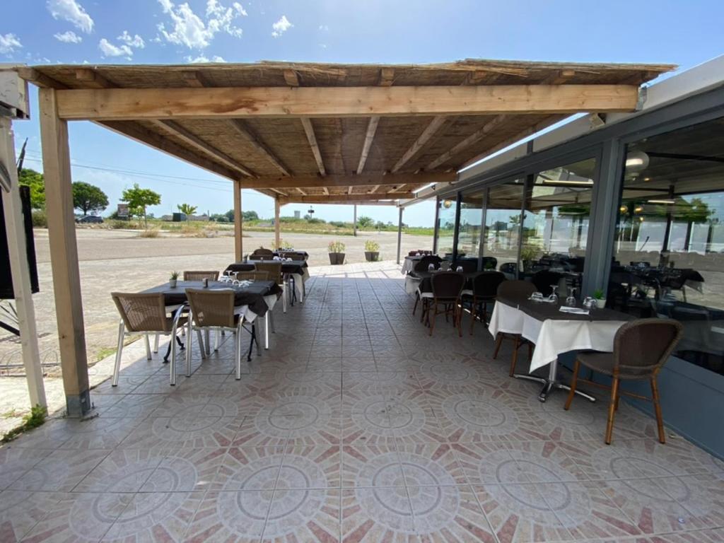 Hotel Restaurant La Ceinture Vauvert Exterior photo